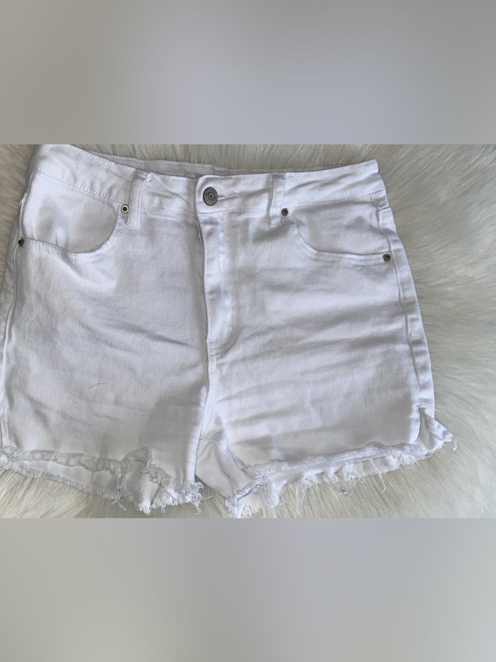 Zenana Outfitters White Distressed Hem Denim Shorts size small